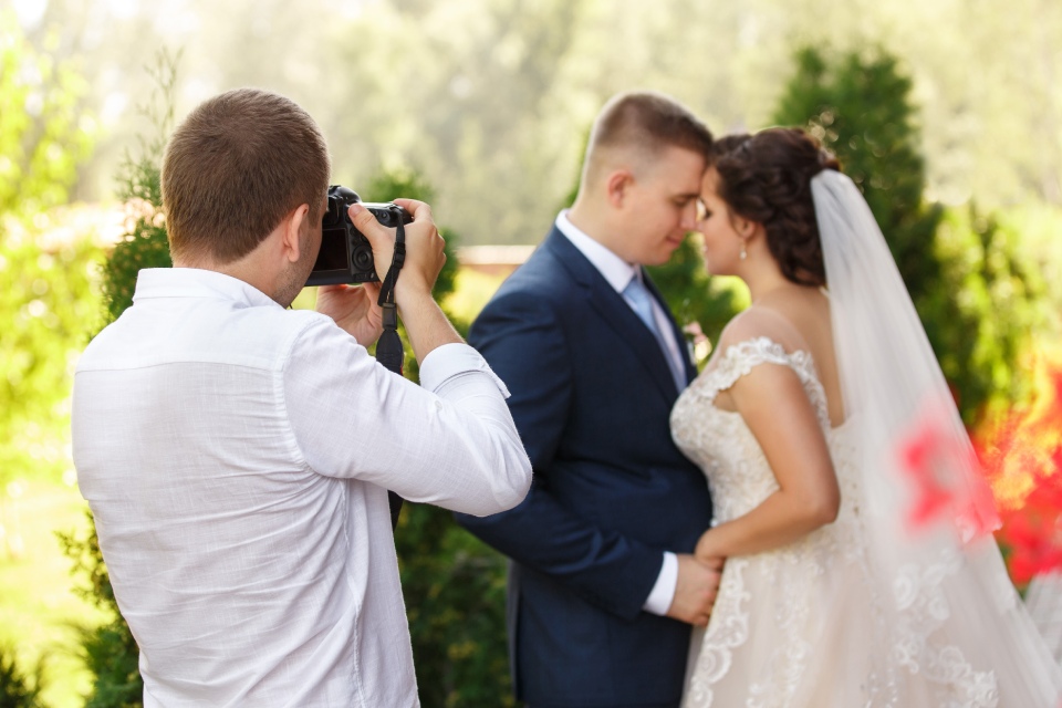 Paar wird bei der Hochzeit fotografiert